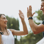 Mann und Frau spielen gemeinsam Tennis