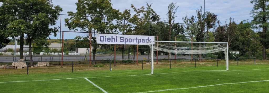 Seit 2023 heißt das Gelände des 1. FCR auch DIEHL Sportpark.