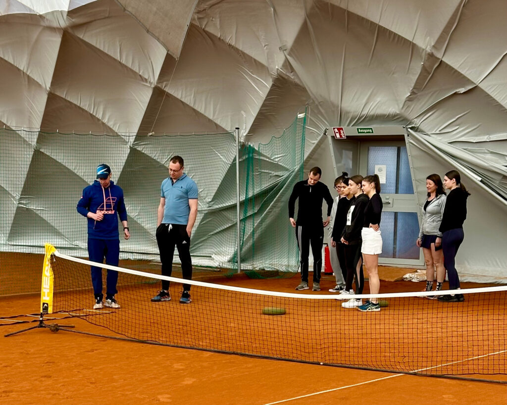 Erwachsene beim Fast-Learning-Tennis am FCR-Tennistag