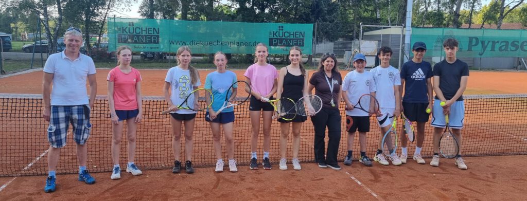 Die Teilnehmenden der Altersklasse U16 beim Pegnitzgrundcup 2024 auf dem Tennisplatz