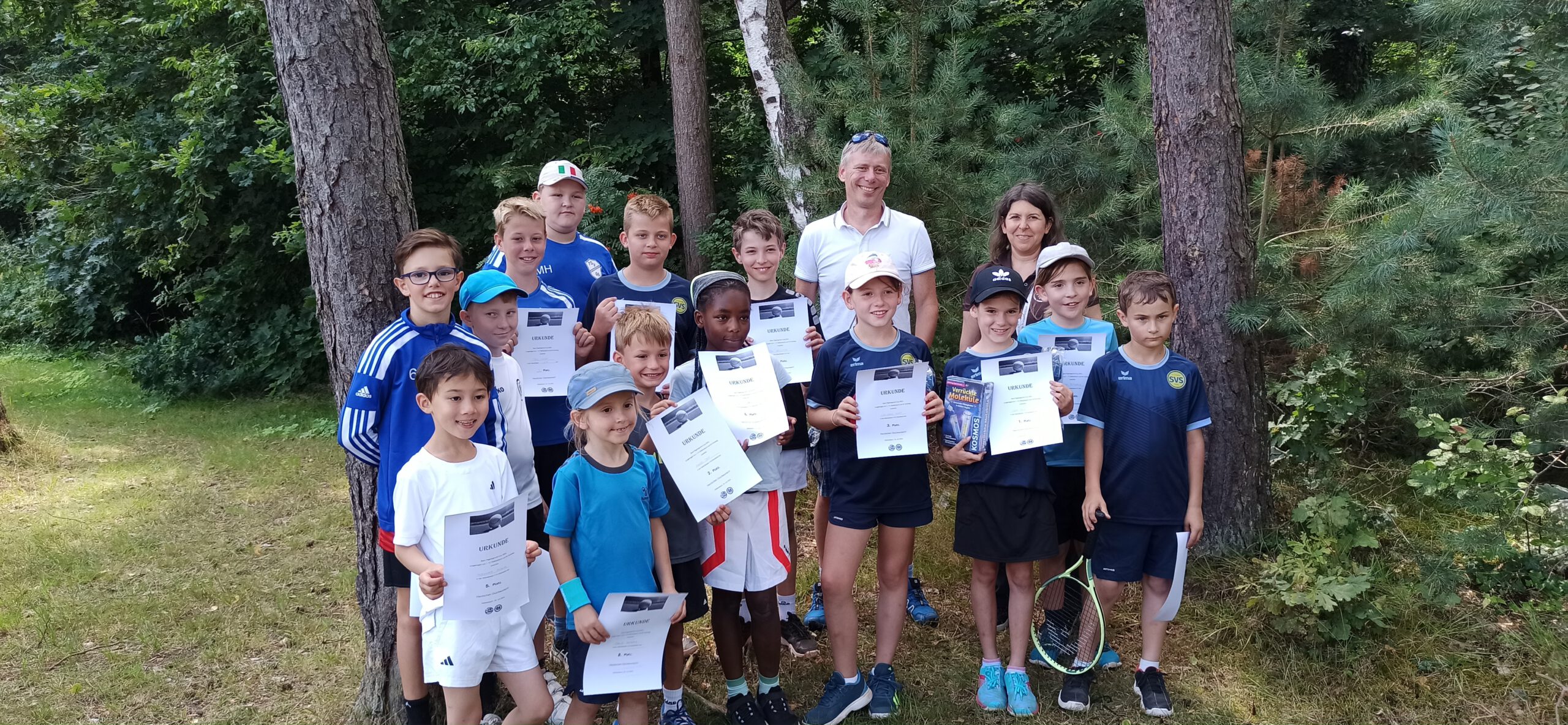 Die 14 teilnehmenden Kinder der Altersklassen U10 und U12 mit ihren Urkunden bei der Siegerehrung des Pegnitzgrundcup 2024