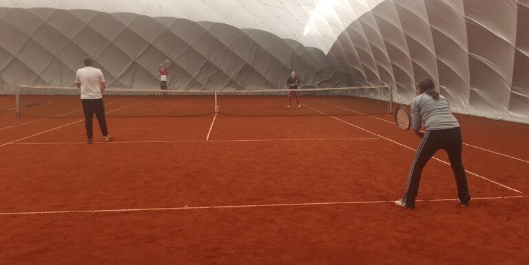 Tennis-Sommer endet mit Mixed-Turnier in der Halle