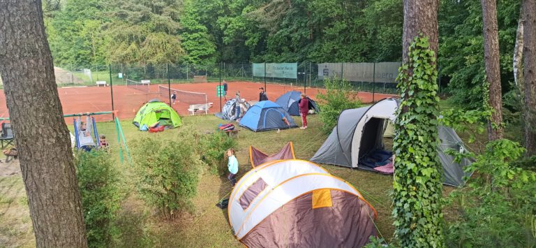 Wenn der Tennis- zum Campingplatz wird: Familienzelten am Pfingstwochenende