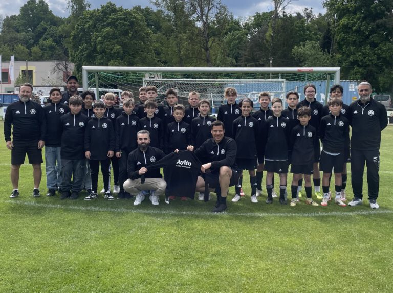 Neue Trainingspullis für die D-Junioren – von Aylin Café-Restaurant