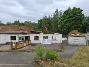 Die erste Hälfte des FCR Vereinsheims wird abgerissen