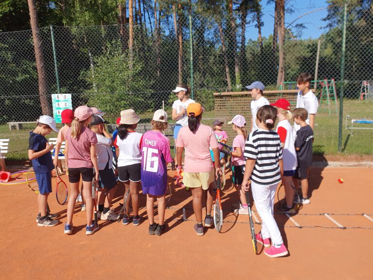 Glückliche Kinder beim Tennis-Ferienprogramm